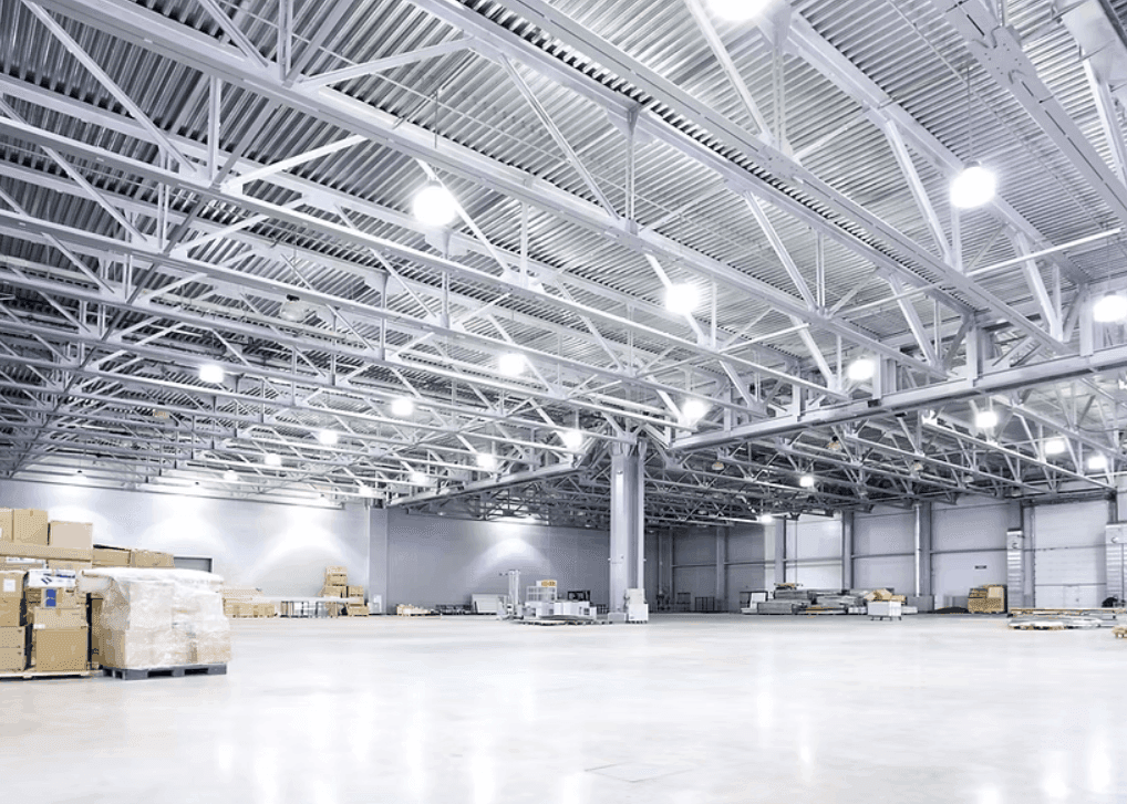 Luminaires LED en hauteur éclairant un hall industriel